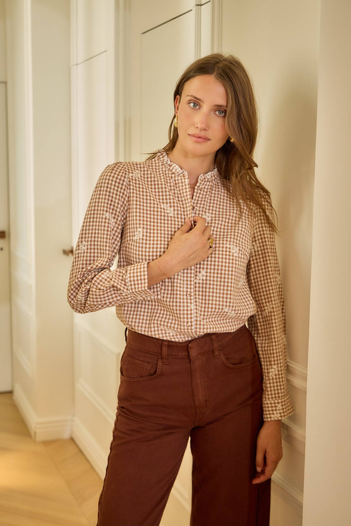 Vichy-rutig blus med blomsterbroderier | Kamelbrun