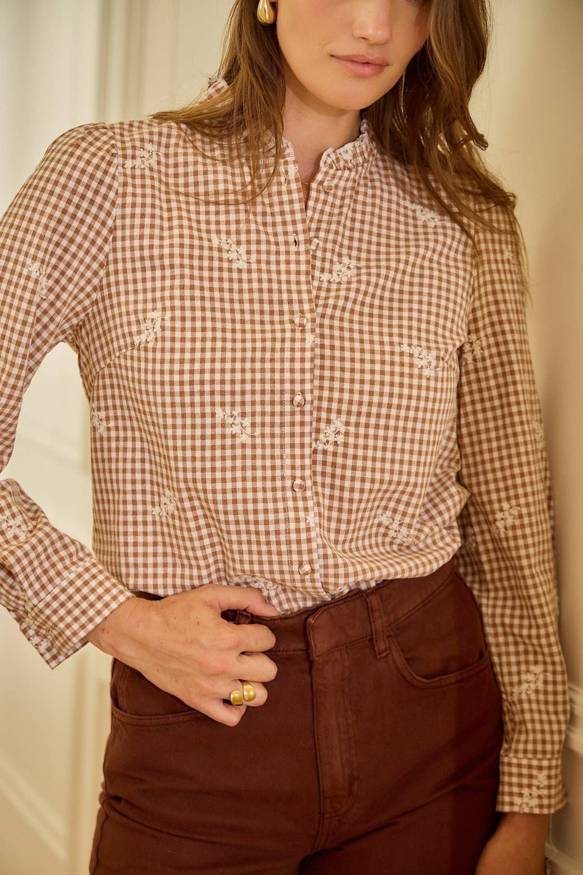 Vichy-rutig blus med blomsterbroderier | Kamelbrun
